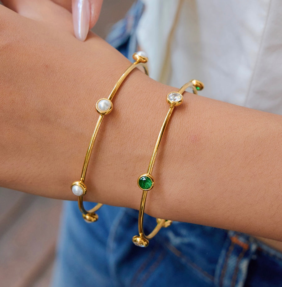 18 karat forgyldt bangle I stål med hvid perle
