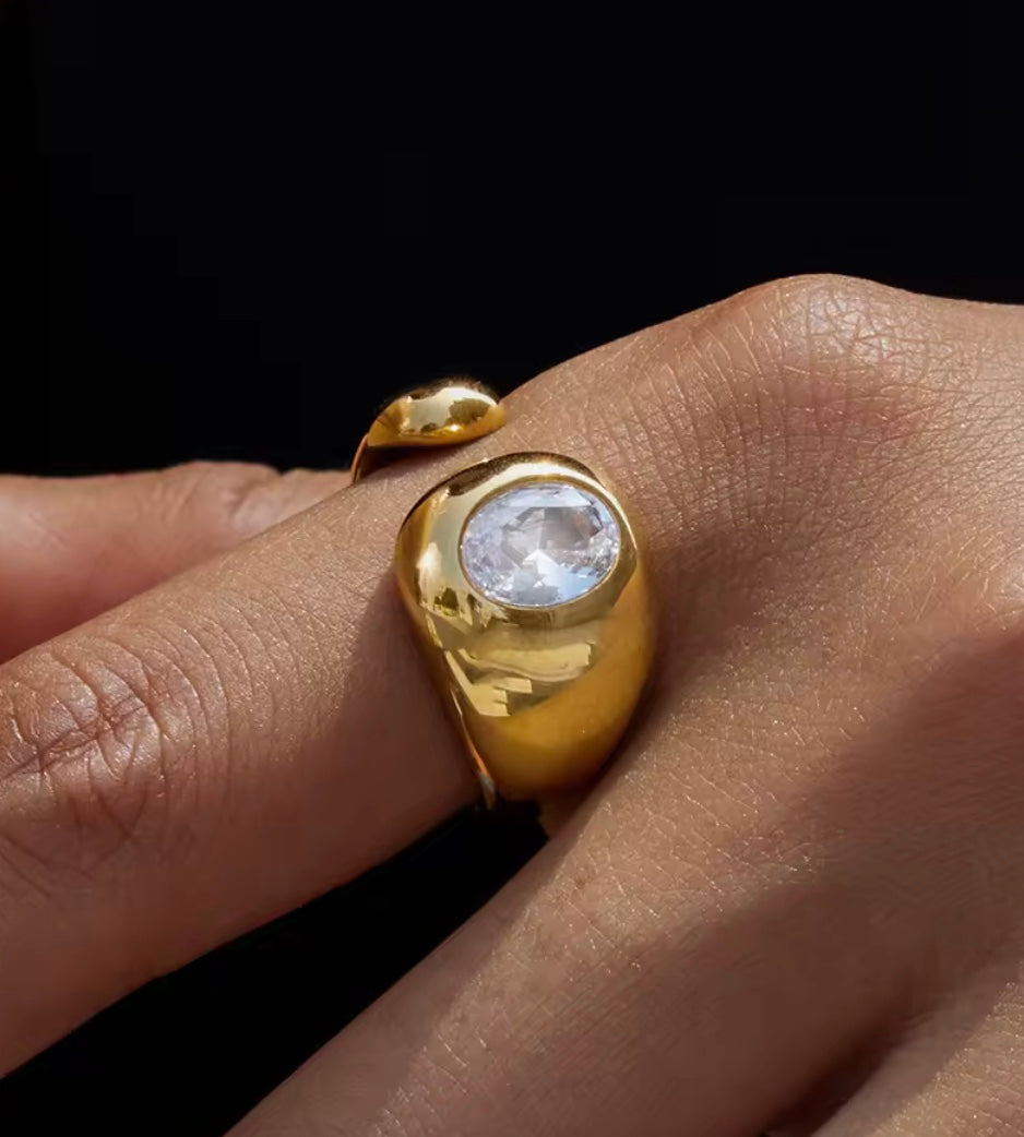 18 k forgyldt, åben statement ring i stål med klare zirkoner