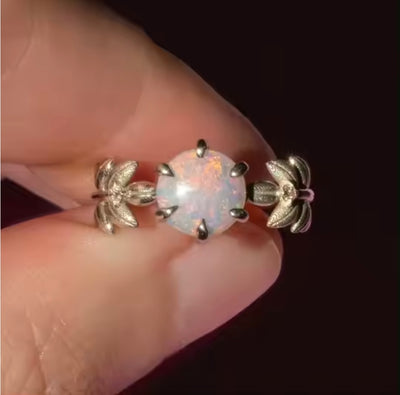 Forgyldt ring i messing med hvid opal