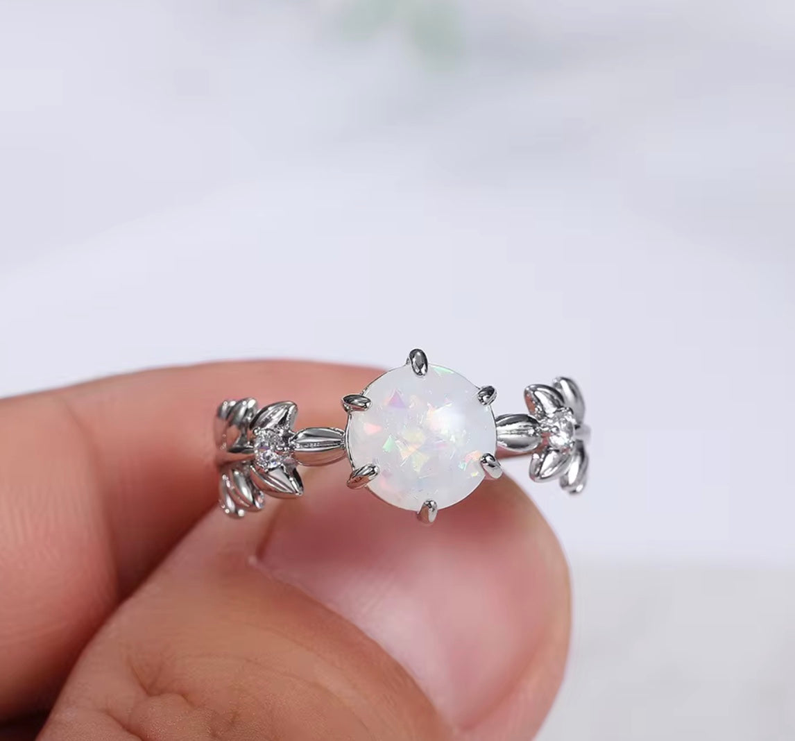 Forsølvet ring med hvid opal