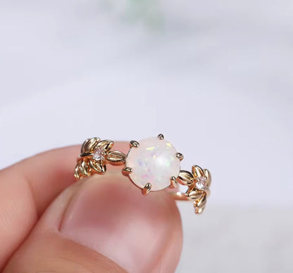 Forgyldt ring i messing med hvid opal