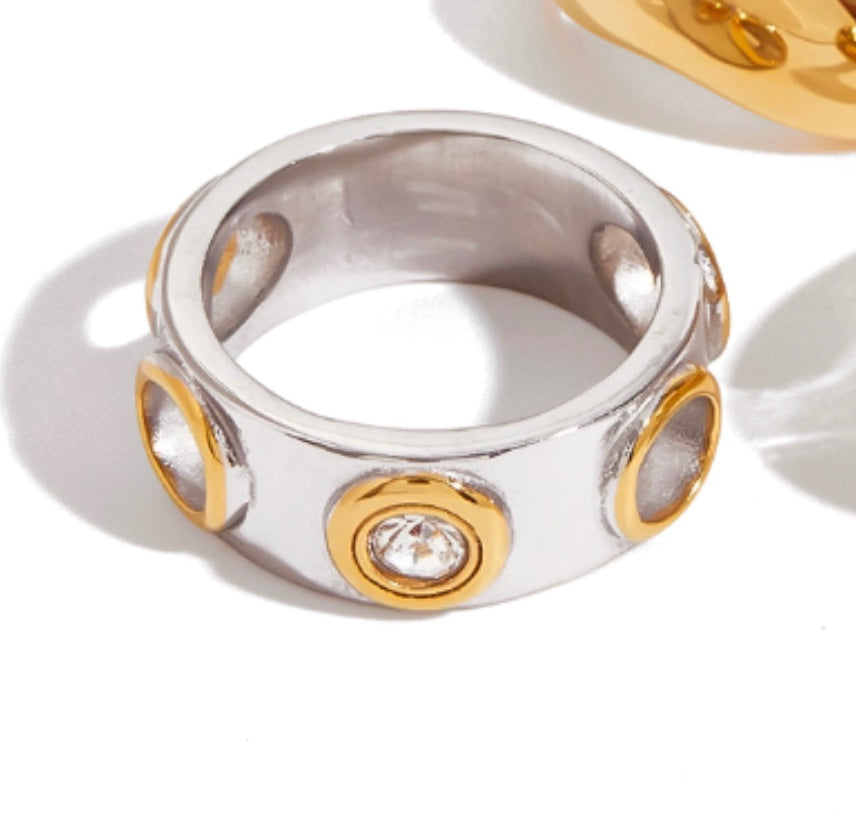 18 k forgyldt ring i stål med zirkon