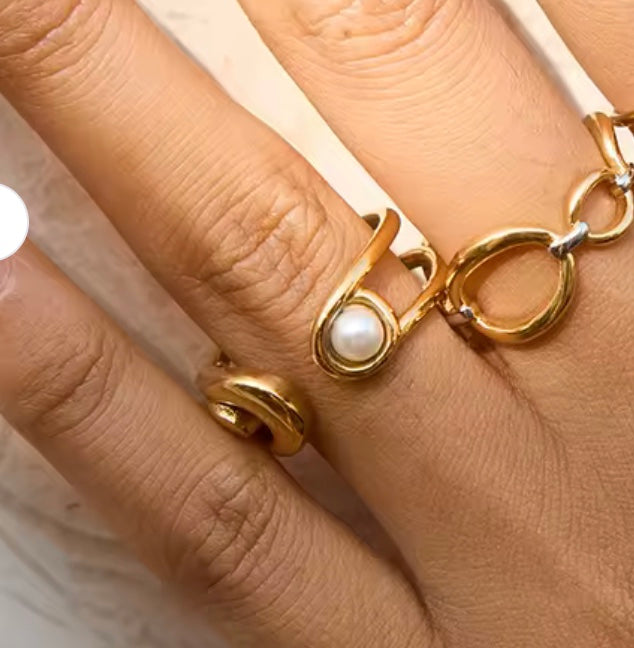 18 k forgyldt, åben ring i stål med perle