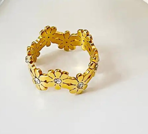 Ring i stål med klare sten.