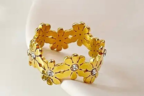 Ring i stål med klare sten.