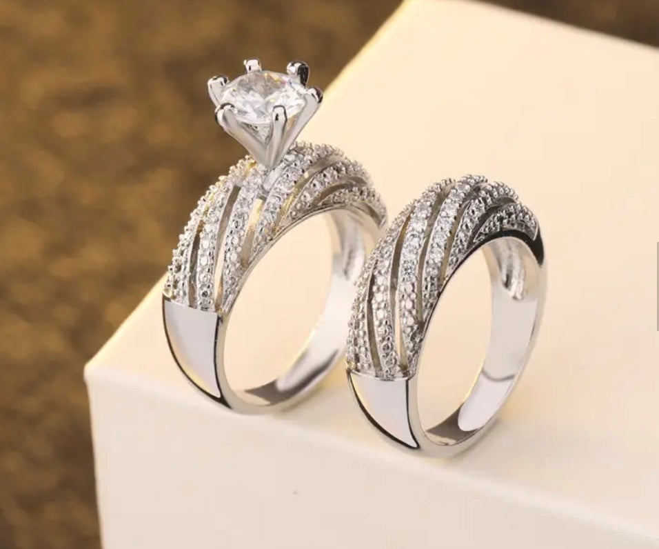 Enkelt sølvbelagt ring i micro-pavé stil med stor zirkon