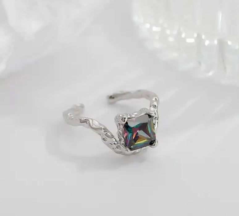 Forsølvet åben ring med zirkon