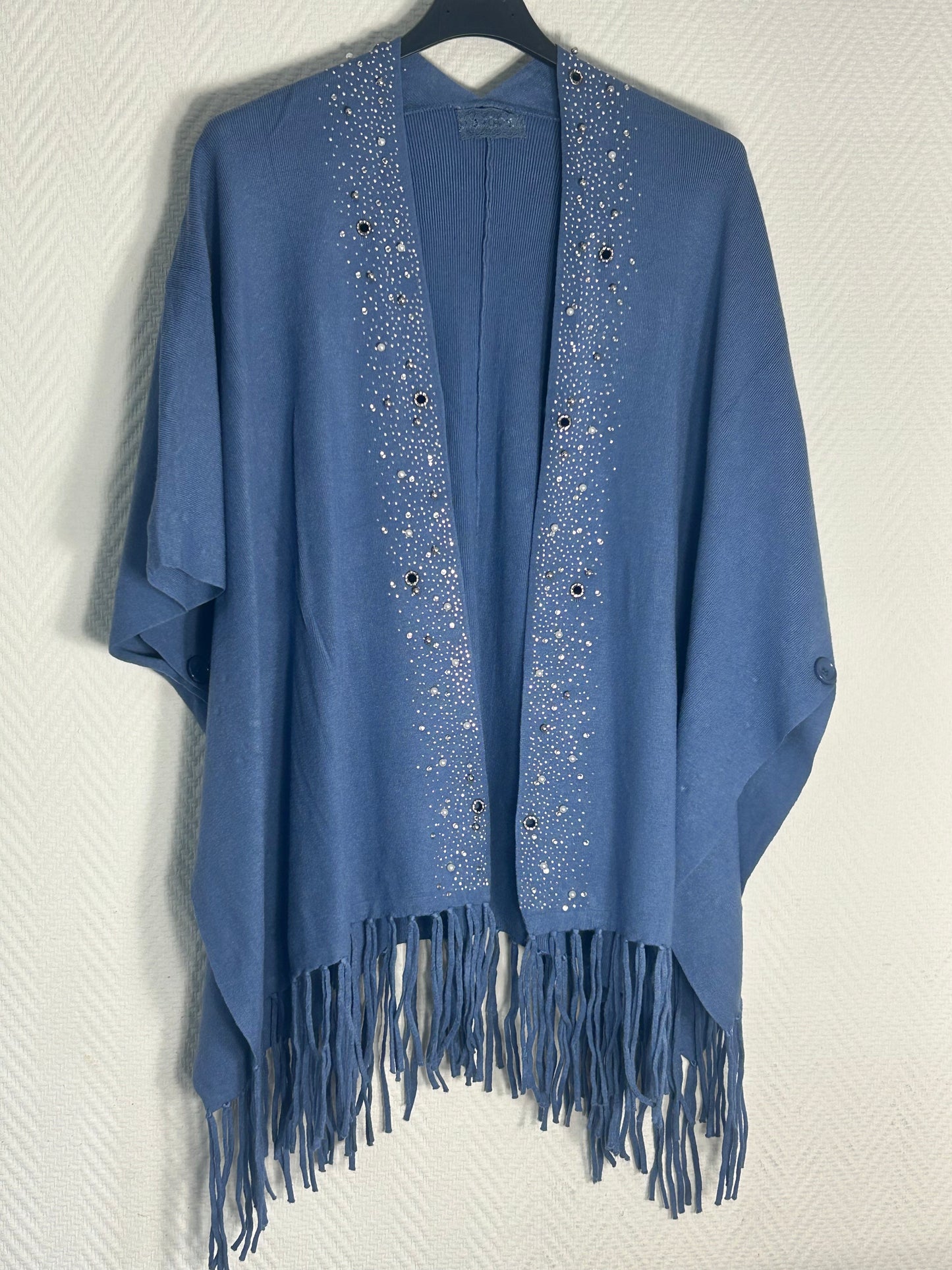 Strikket poncho med dekoration, blå