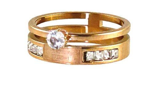 Ring i stål med zirkoner og tekst "love forever"