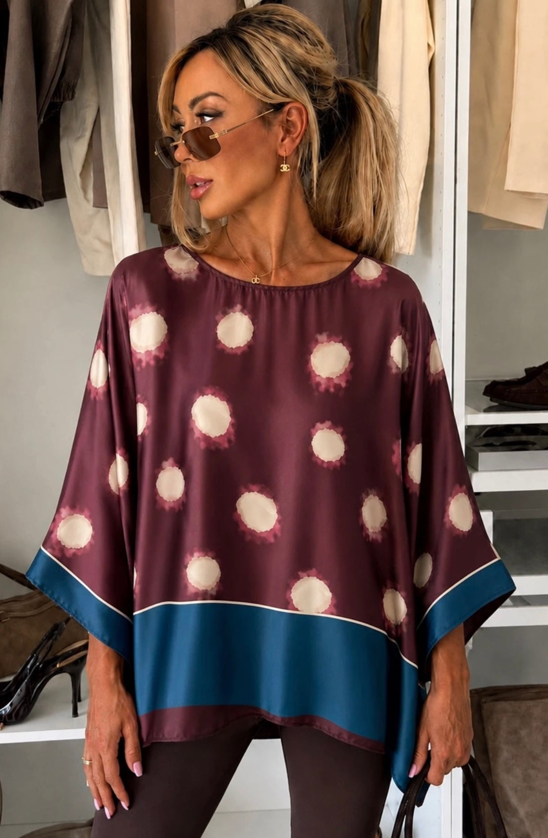 Oversized satin bluse med prikker