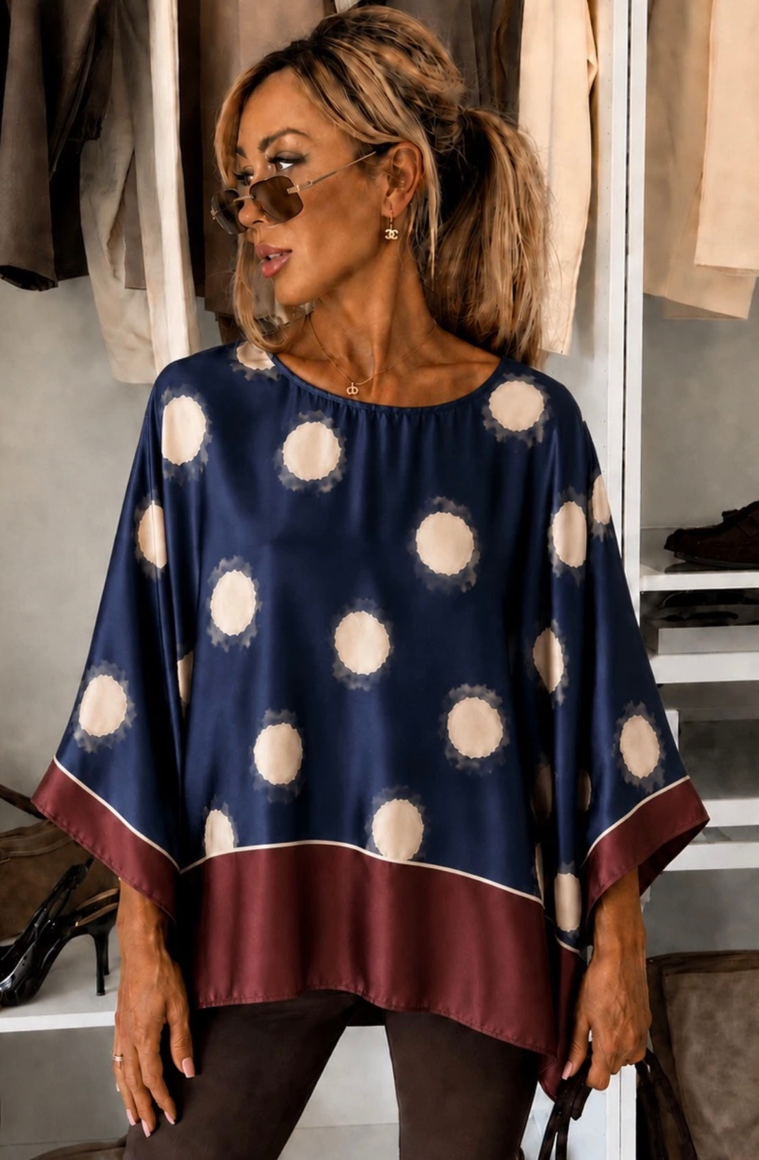 Oversized satin bluse med prikker