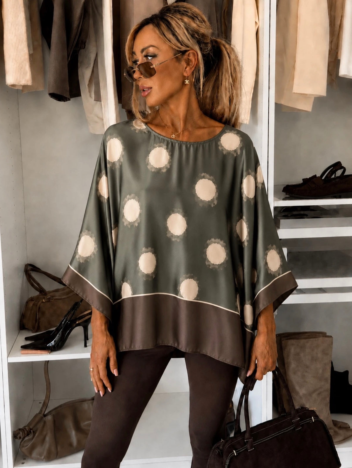 Oversized satin bluse med prikker