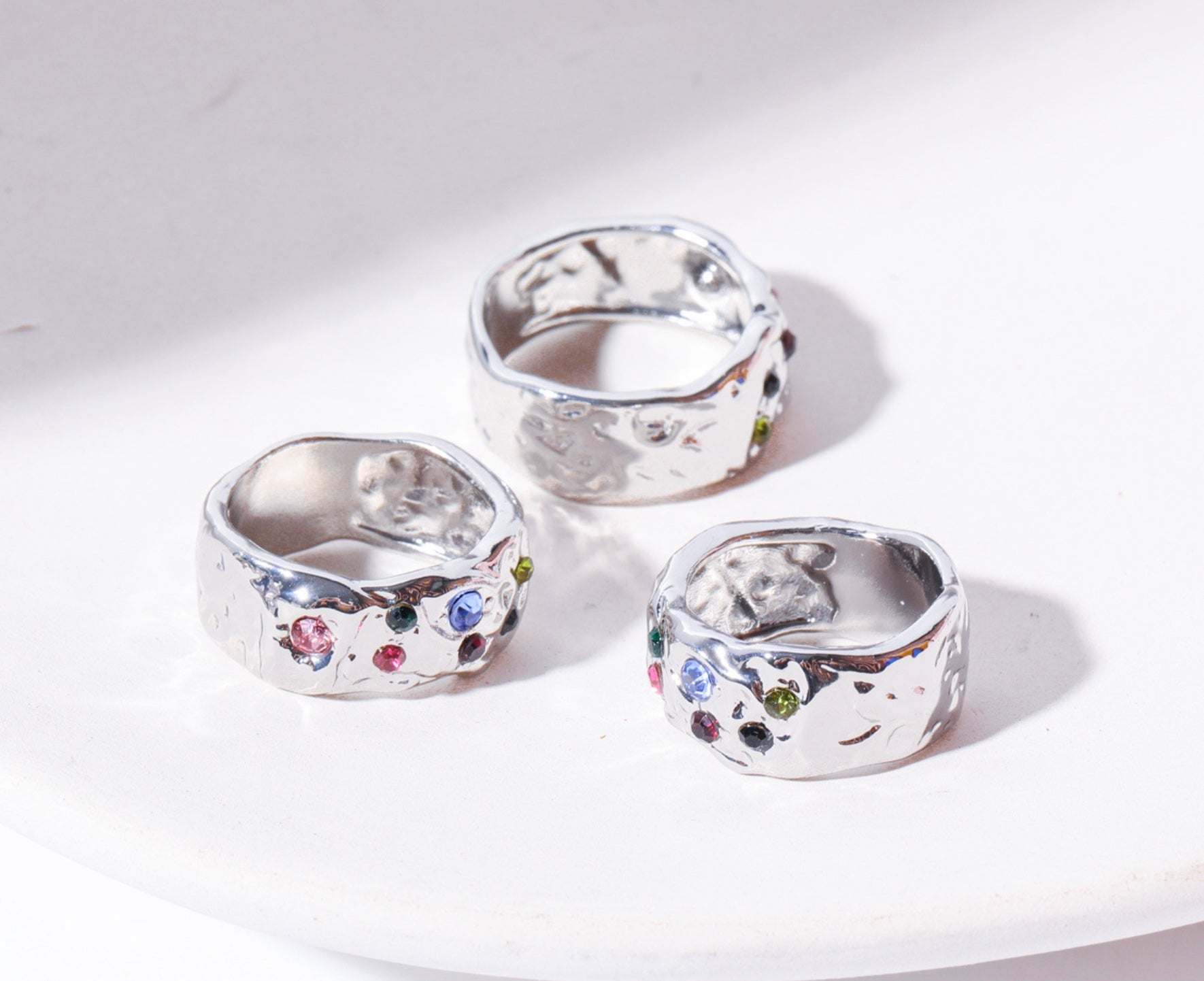 Ring i messing med zirkoner, sølvbelagt