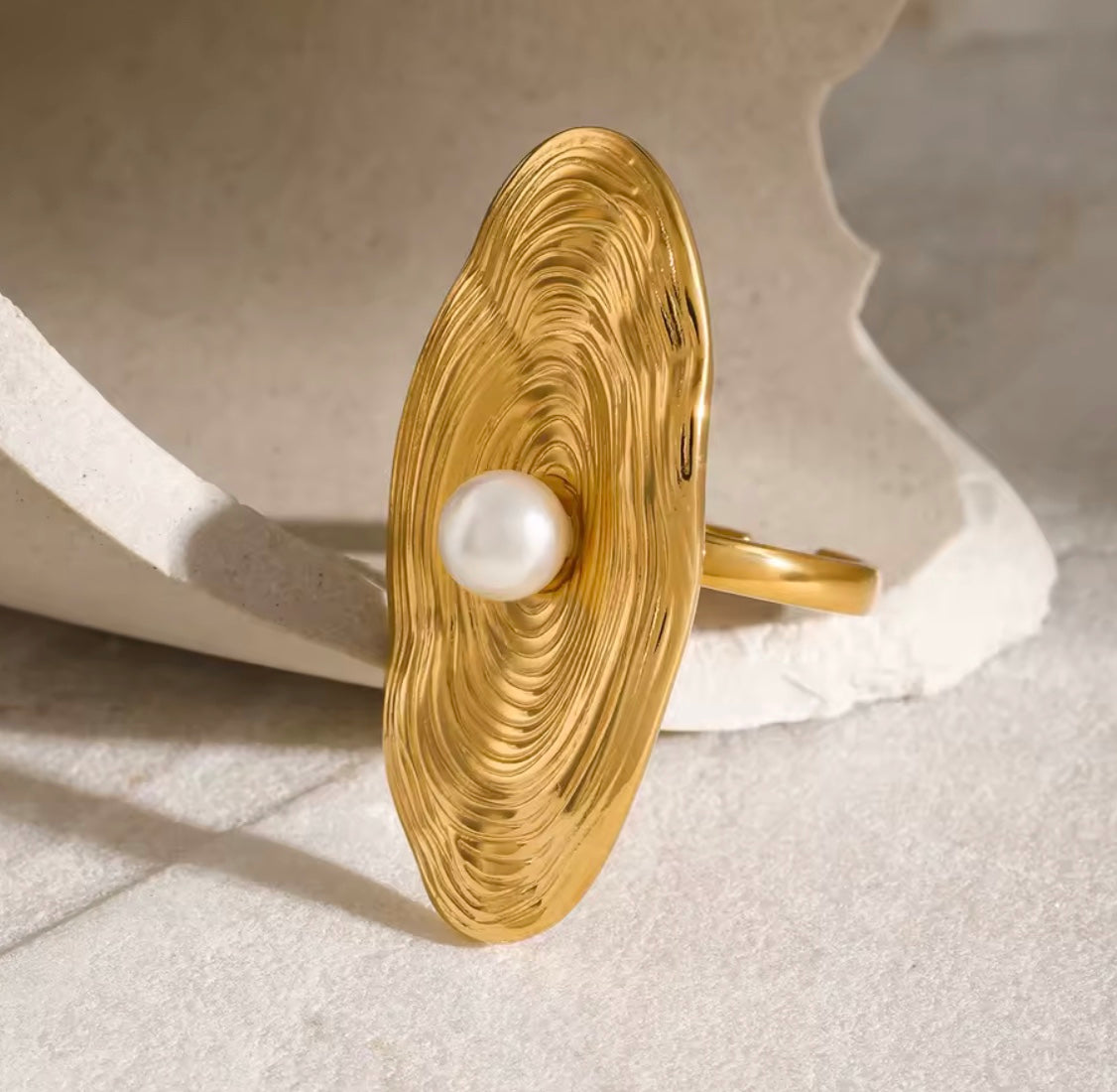 18 karat forgyldt vandfast ring i stål med perle