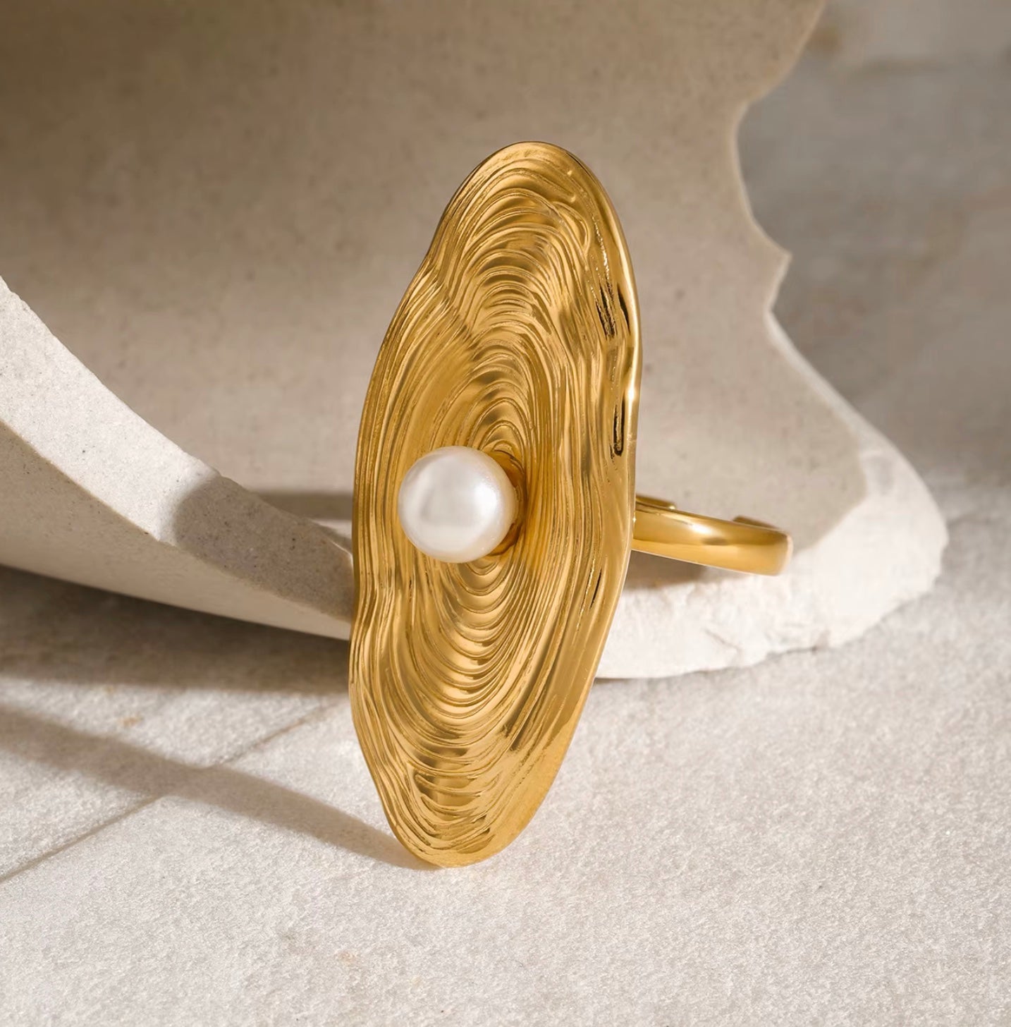 18 karat forgyldt vandfast ring i stål med perle