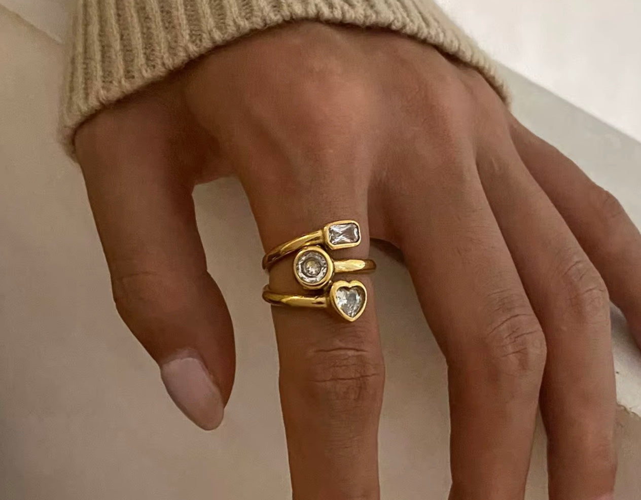 Åben 18 karat forgyldt vandfast ring i stål med klare zirkoner