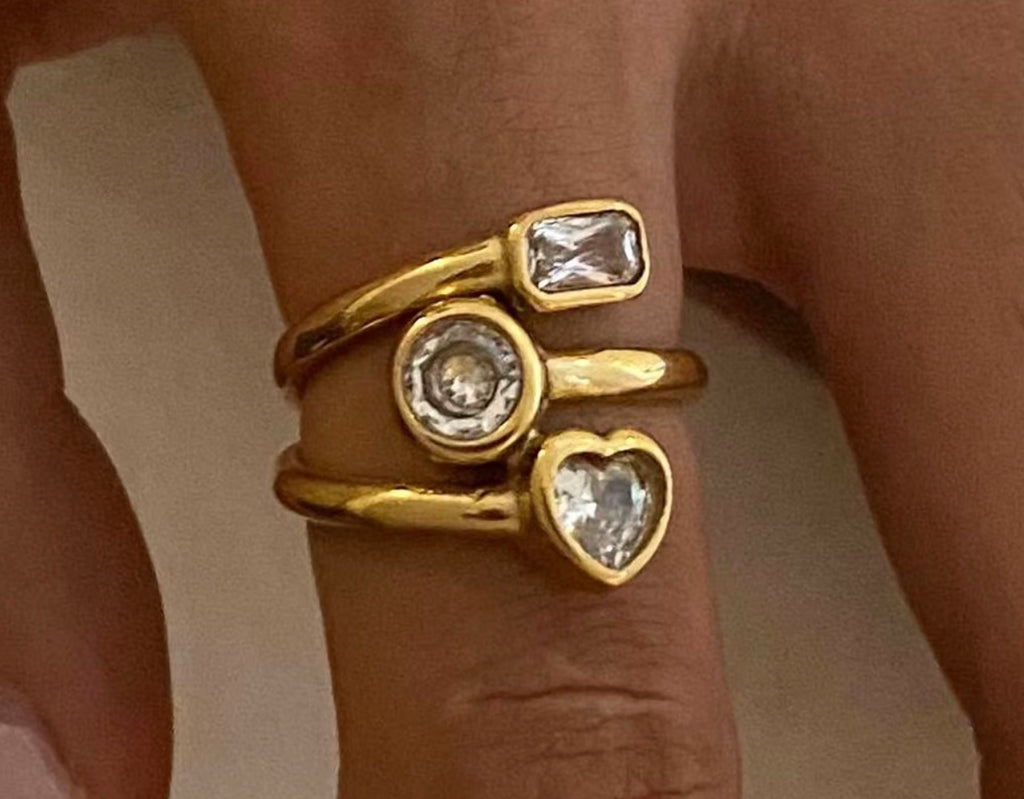 Åben 18 karat forgyldt vandfast ring i stål med klare zirkoner