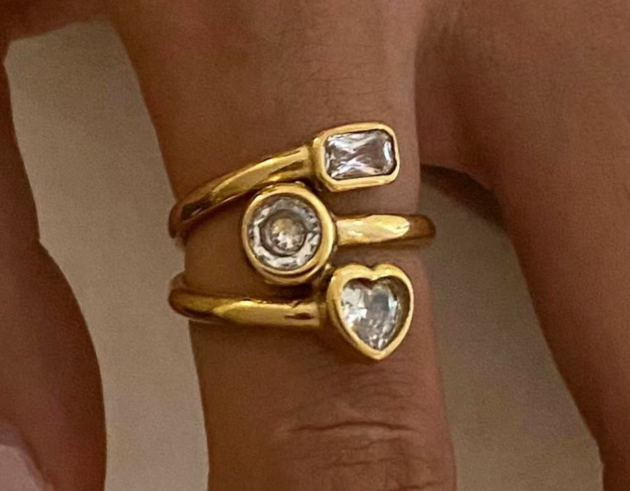 Åben 18 karat forgyldt vandfast ring i stål med klare zirkoner