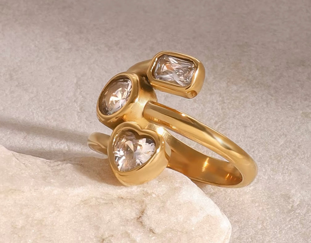 Åben 18 karat forgyldt vandfast ring i stål med klare zirkoner