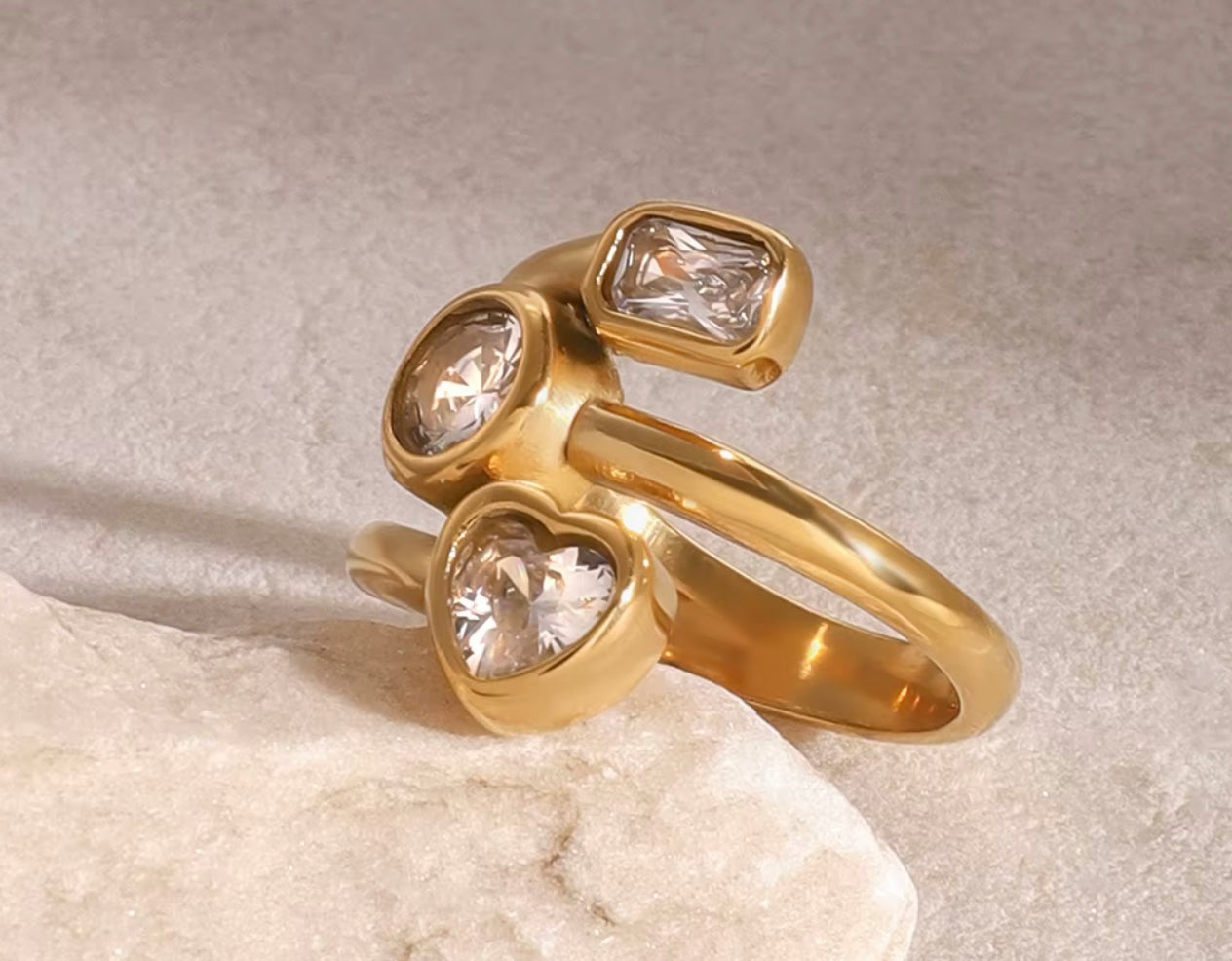 Åben 18 karat forgyldt vandfast ring i stål med klare zirkoner