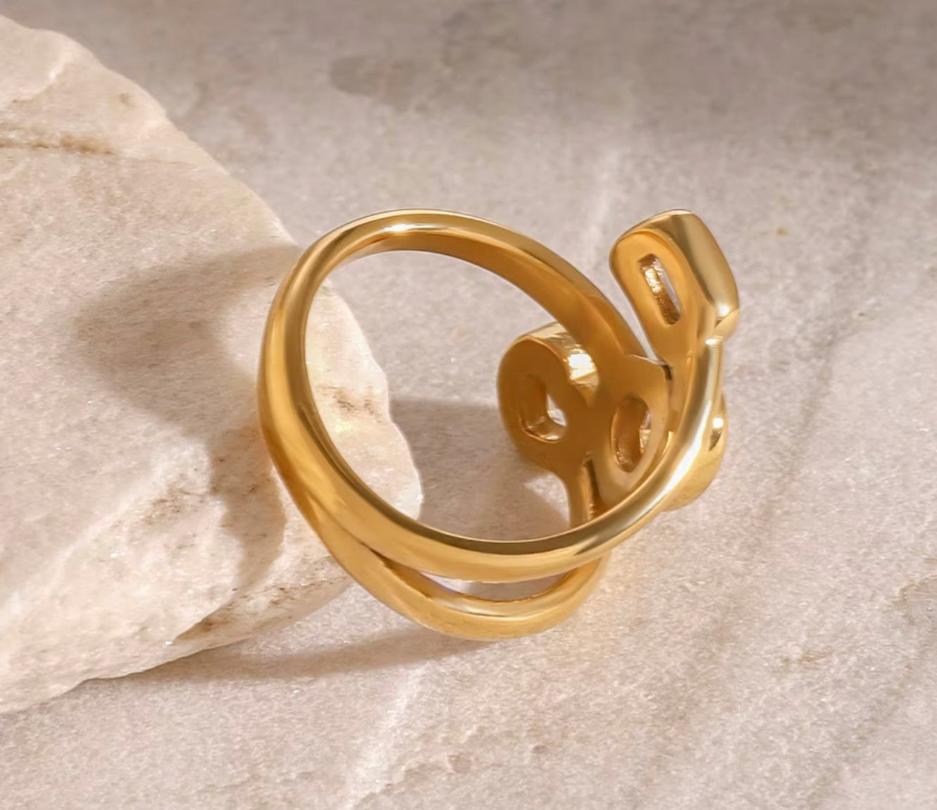 Åben 18 karat forgyldt vandfast ring i stål med klare zirkoner