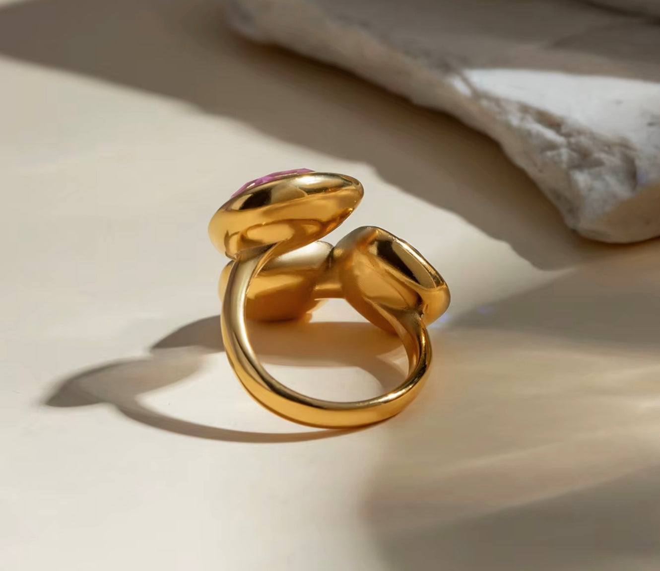 Åben 18 karat forgyldt vandfast ring i stål med zirkoner