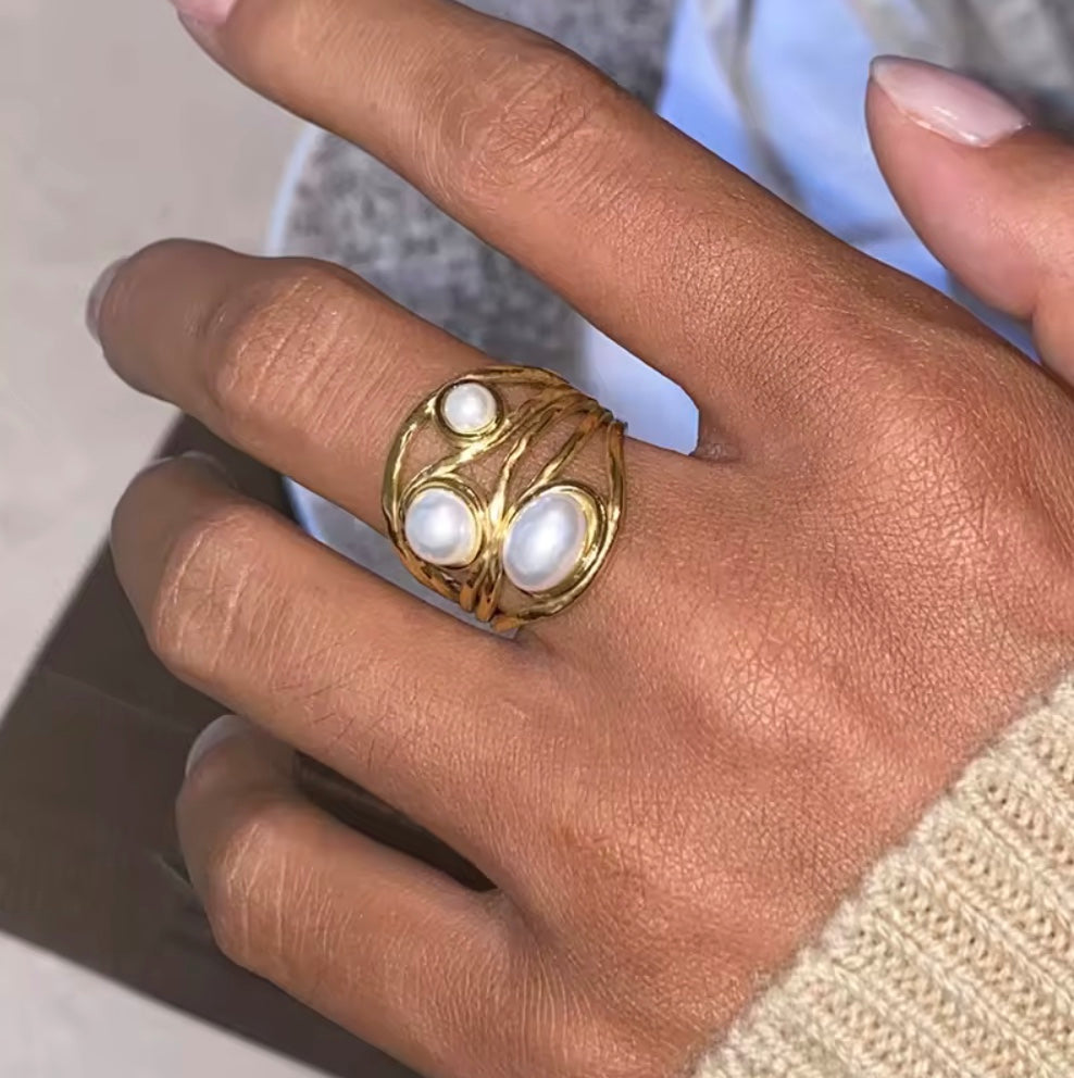 Åben 18 karat forgyldt vandfast ring i stål med perler