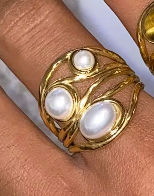 Åben 18 karat forgyldt vandfast ring i stål med perler