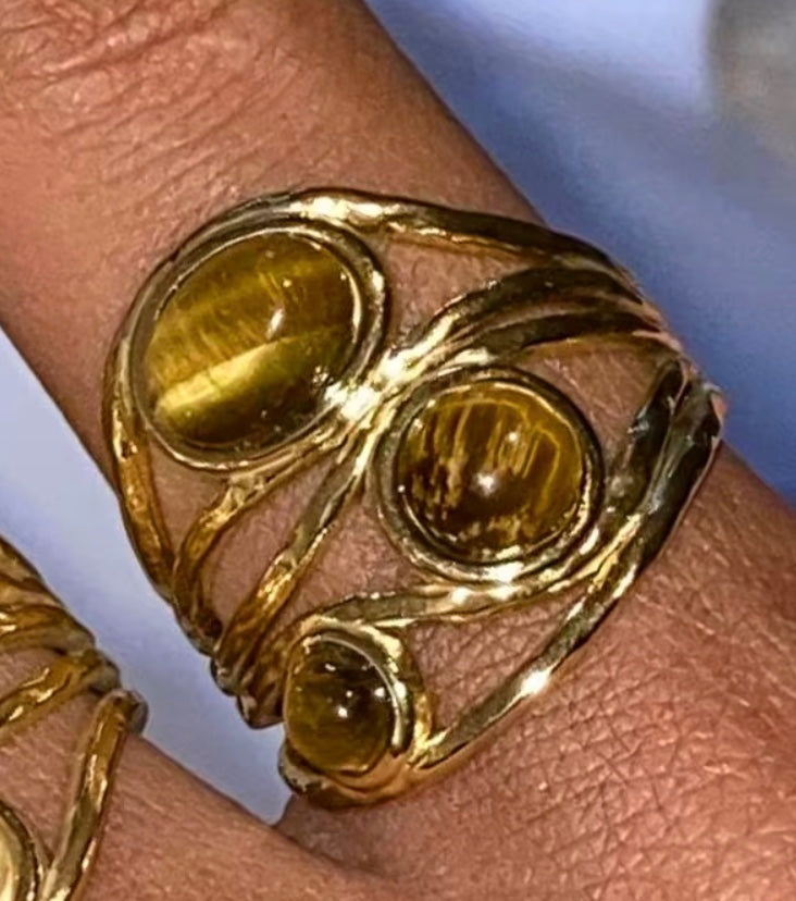Åben 18 karat forgyldt vandfast ring i stål med sten