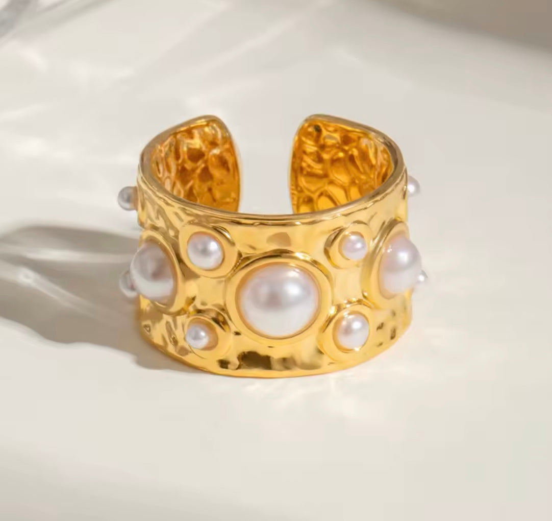 Åben 18 karat forgyldt vandfast ring i stål med perler