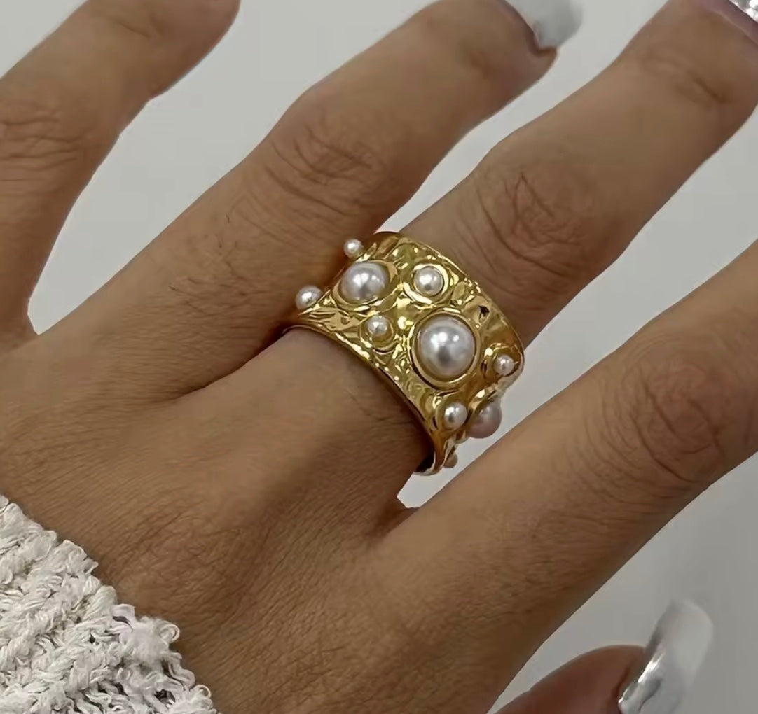 Åben 18 karat forgyldt vandfast ring i stål med perler