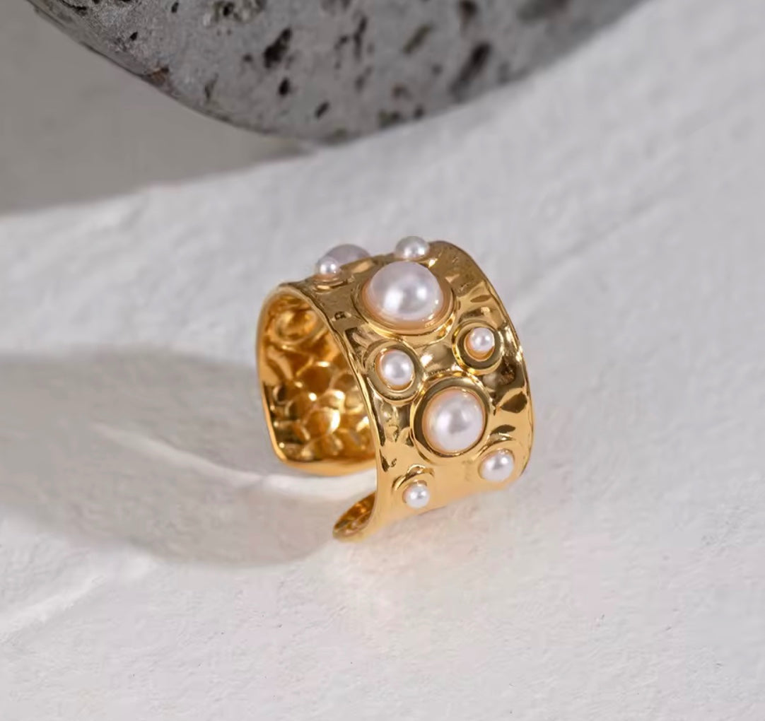 Åben 18 karat forgyldt vandfast ring i stål med perler