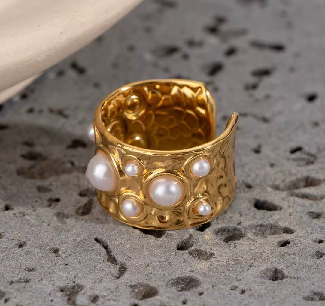 Åben 18 karat forgyldt vandfast ring i stål med perler