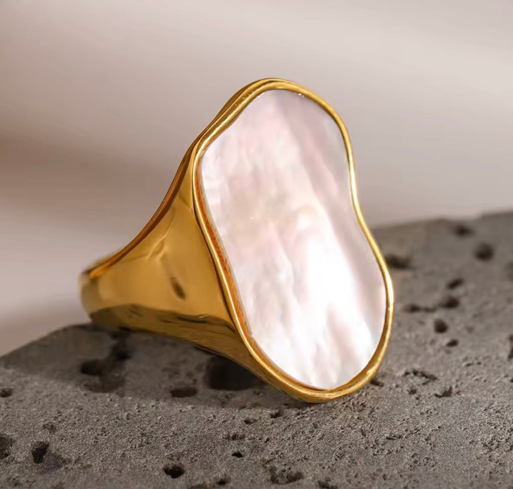 18 karat forgyldt vandfast ring i stål med perlemor