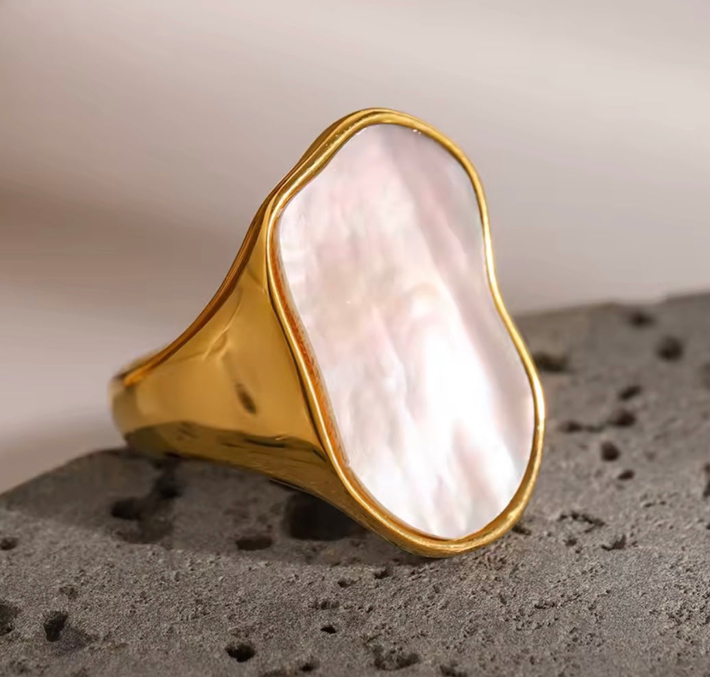 18 karat forgyldt vandfast ring i stål med perlemor
