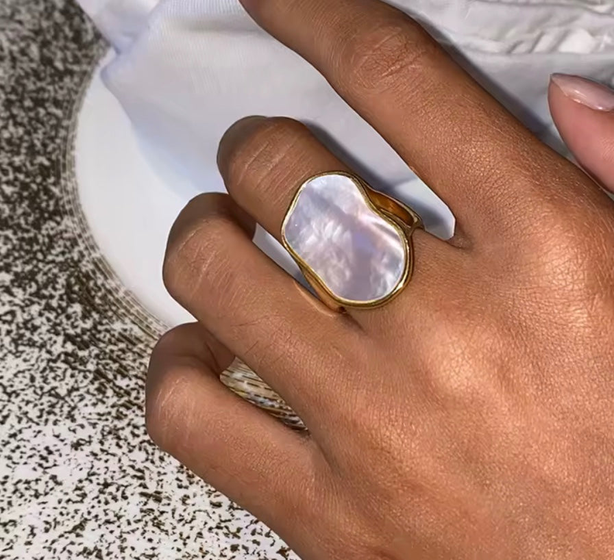 18 karat forgyldt vandfast ring i stål med perlemor