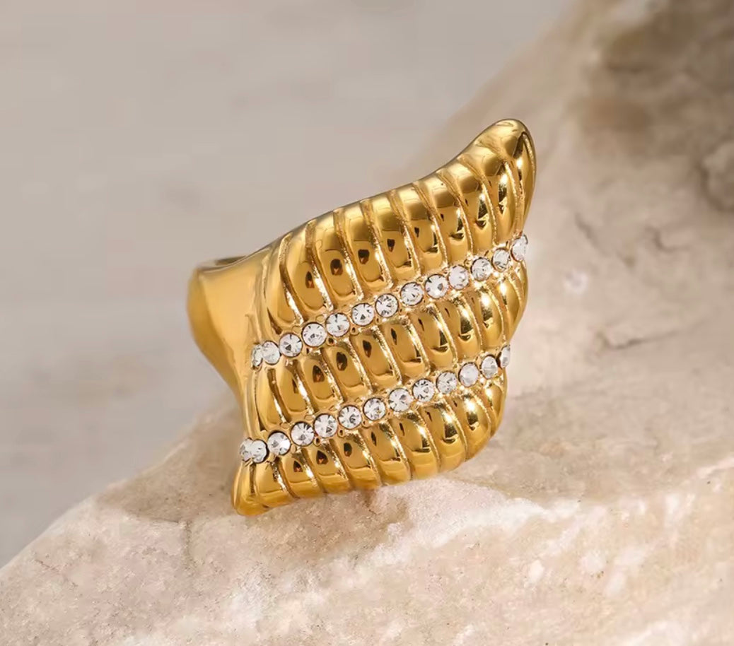18 karat forgyldt vandfast ring i stål med klare zirkoner