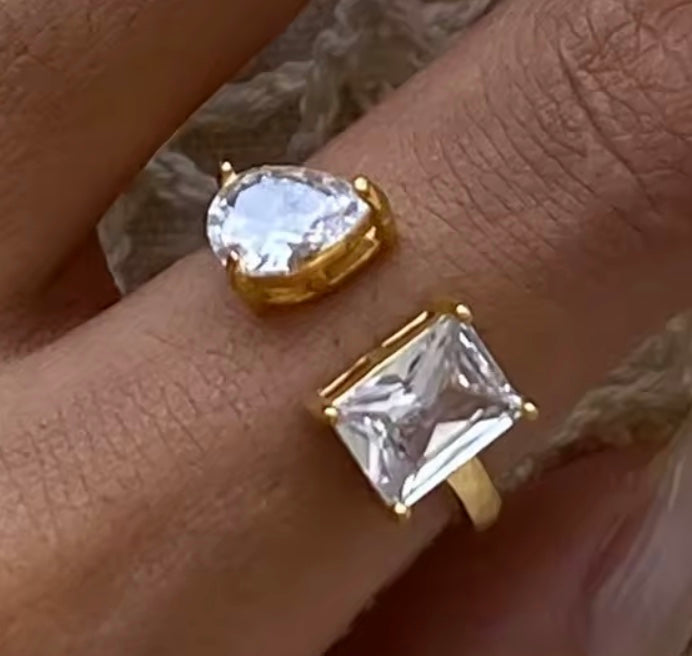 Åben 18 karat forgyldt vandfast ring i stål med zirkoner