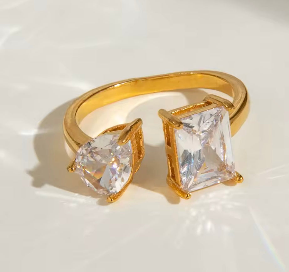 Åben 18 karat forgyldt vandfast ring i stål med zirkoner