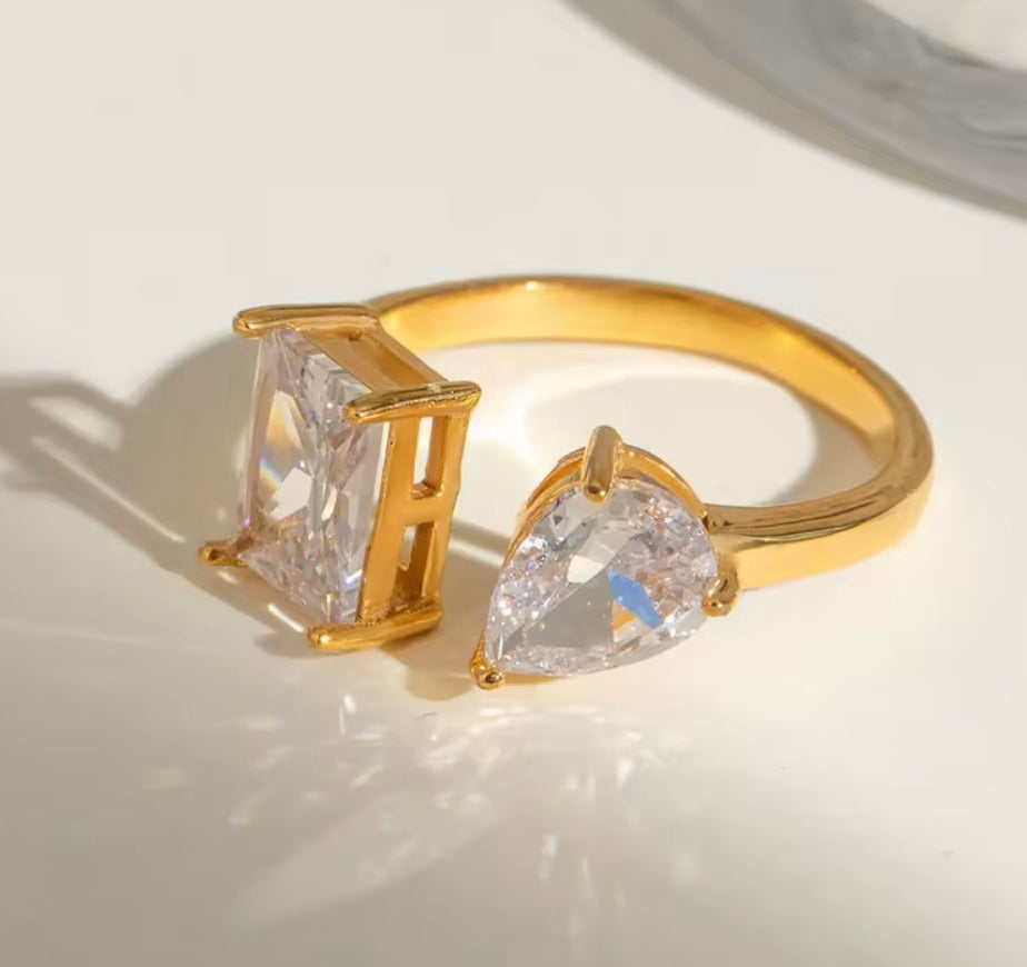 Åben 18 karat forgyldt vandfast ring i stål med zirkoner