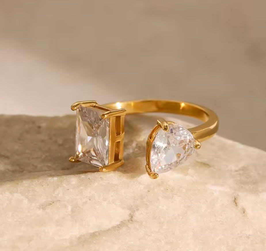 Åben 18 karat forgyldt vandfast ring i stål med zirkoner