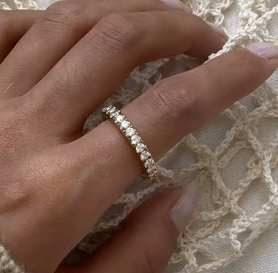 18 k forgyldt ring med zirkoner