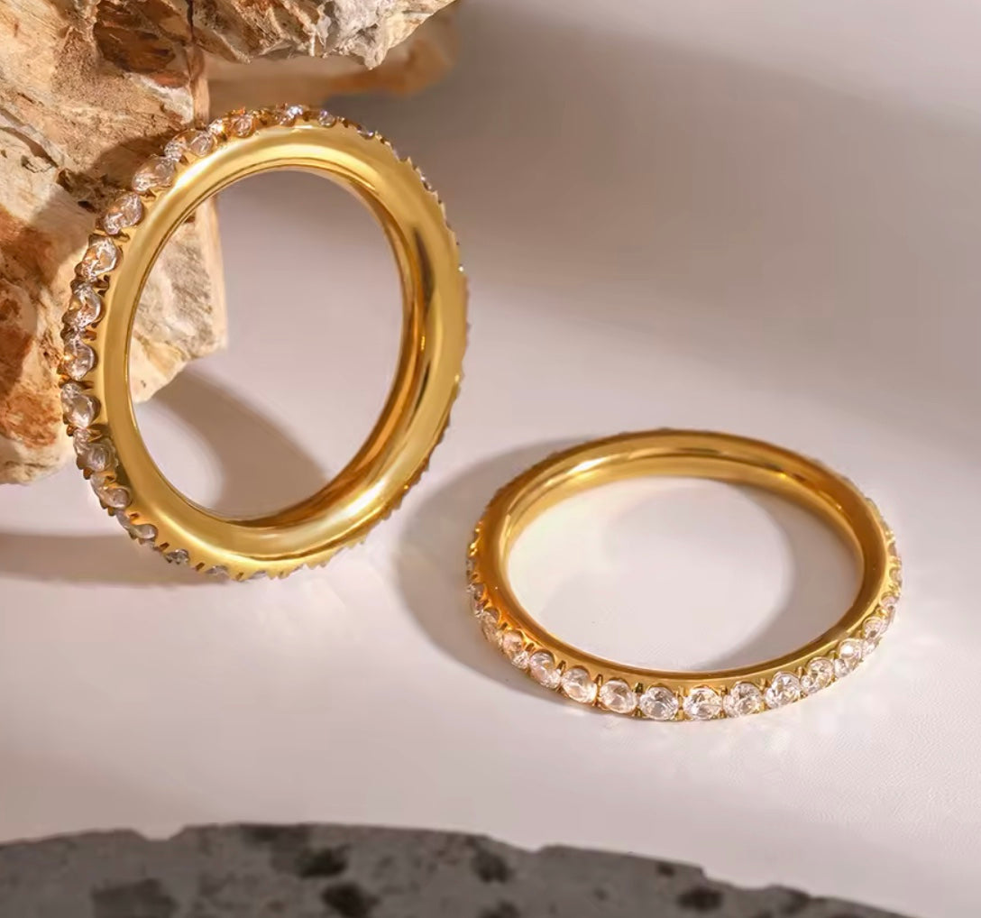 18 k forgyldt ring med zirkoner