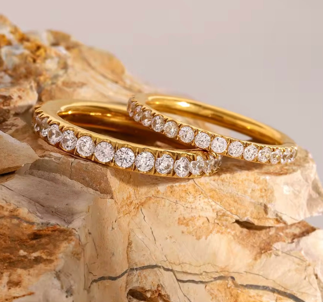 18 k forgyldt ring med zirkoner