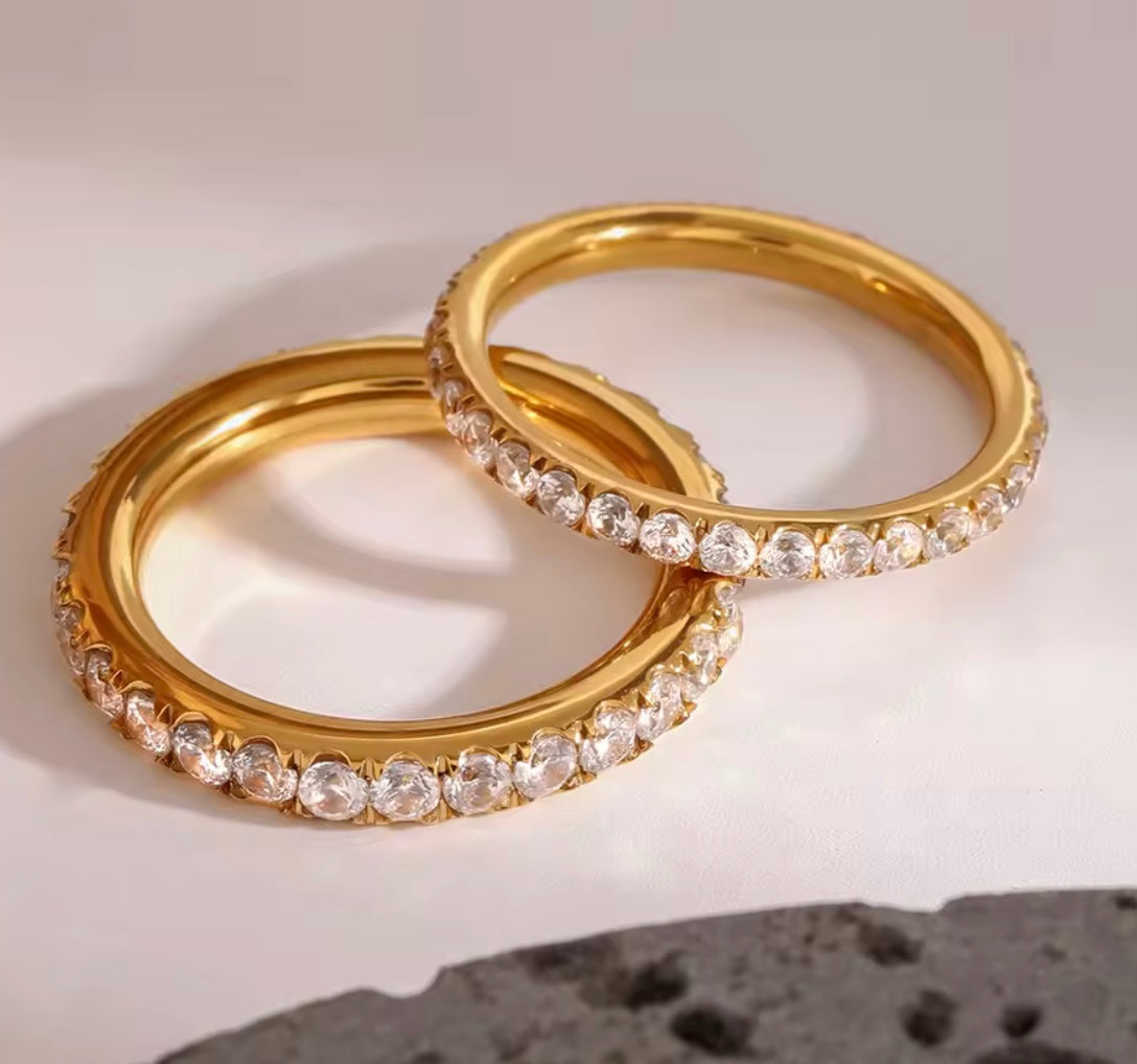 18 k forgyldt ring med zirkoner