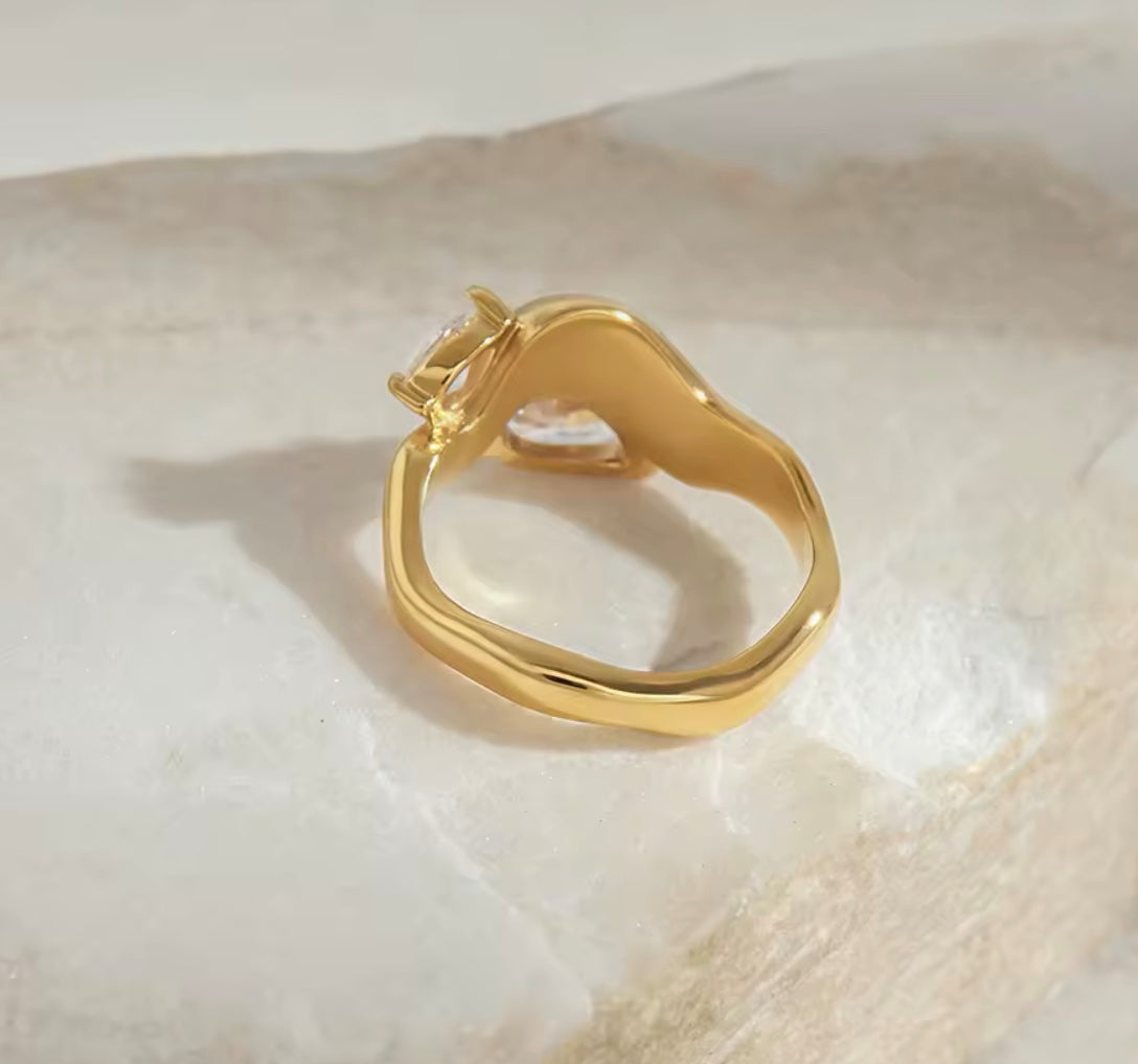 18 k forgyldt ring med zirkoner