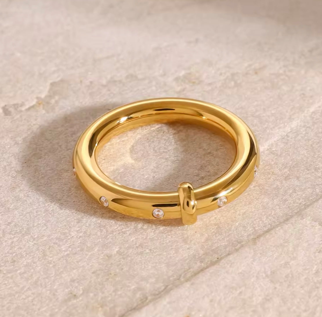 Ring i stål med zirkoner