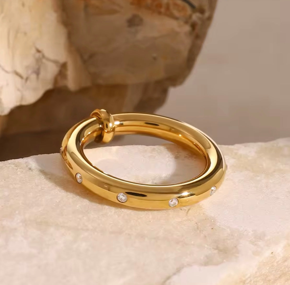 Ring i stål med zirkoner