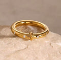Ring i stål med zirkoner