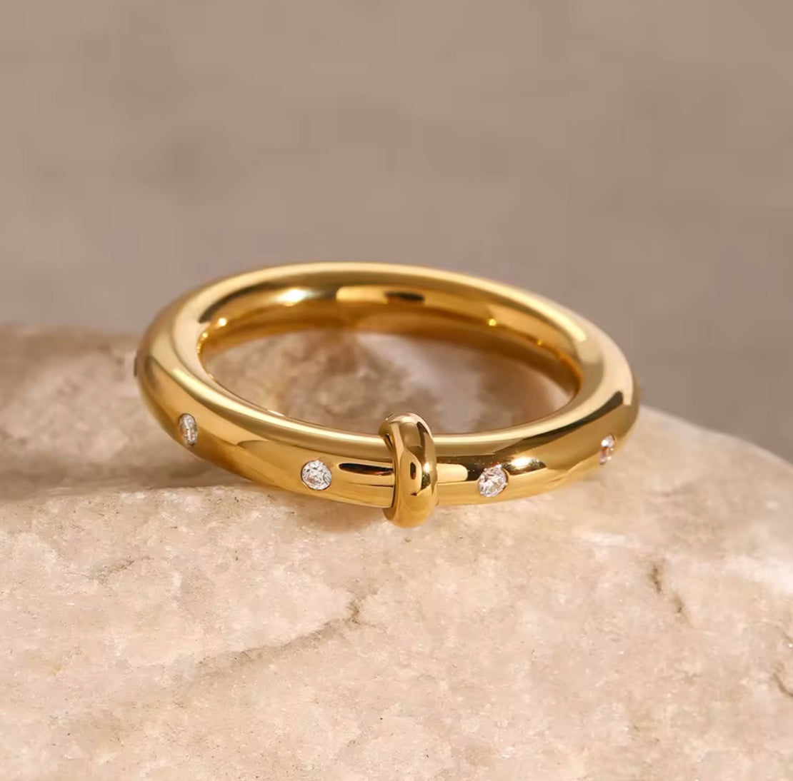 Ring i stål med zirkoner